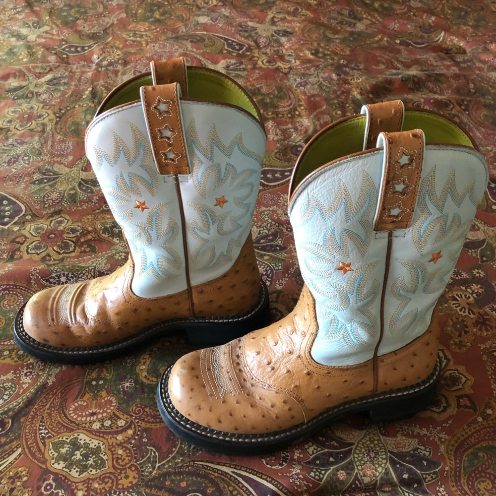 Womens size 8 Ariat leather boot!!  So cute!!